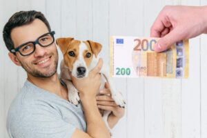 uomo cane in braccio banconota euro