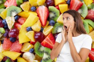 frutta tagliata e donna stupita