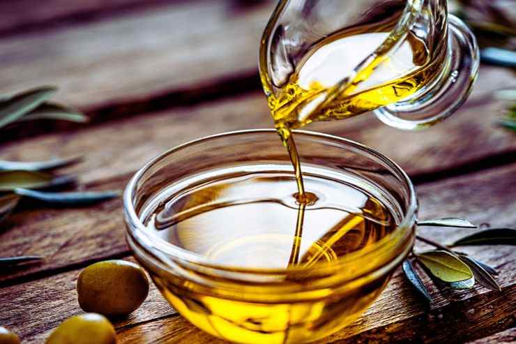 Olio che viene versato in un contenitore