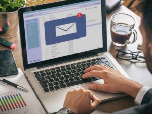 Uomo legge email computer
