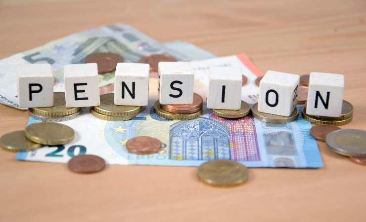 Scritta pensione su banconote