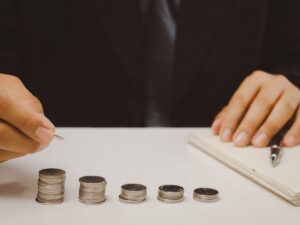 Lavoratore conta soldi monete