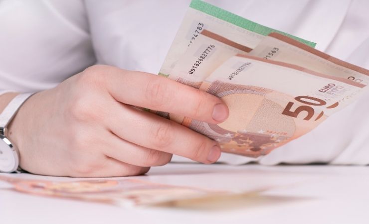 Lavoratore conta soldi
