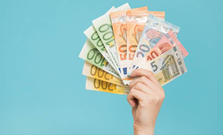 Mani che stringono delle banconote