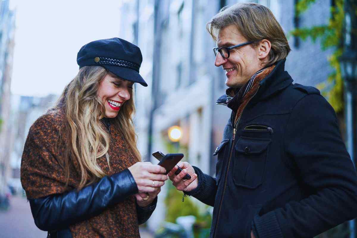 Persone che si scambiano il numero di telefono