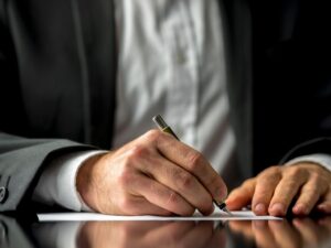 Uomo firma documenti