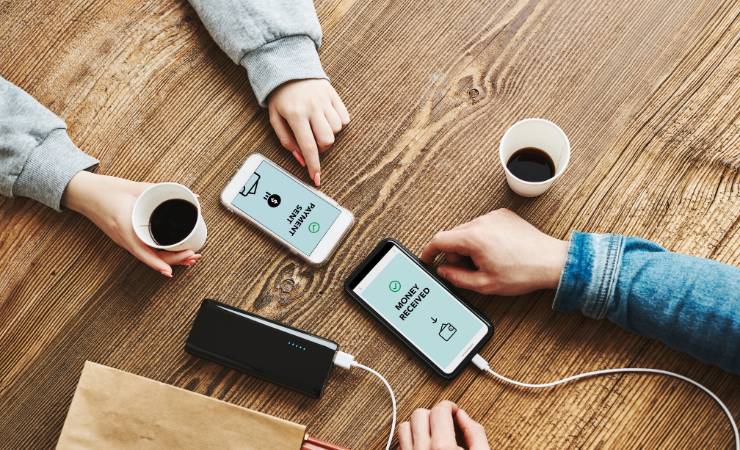 Tavolo con telefoni mani e caffè