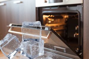 Cubetti di ghiaccio e forno aperto