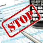 Foglio tasse scritta stop e calcolarice