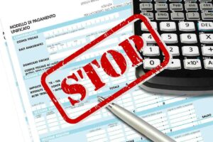 Foglio tasse scritta stop e calcolarice
