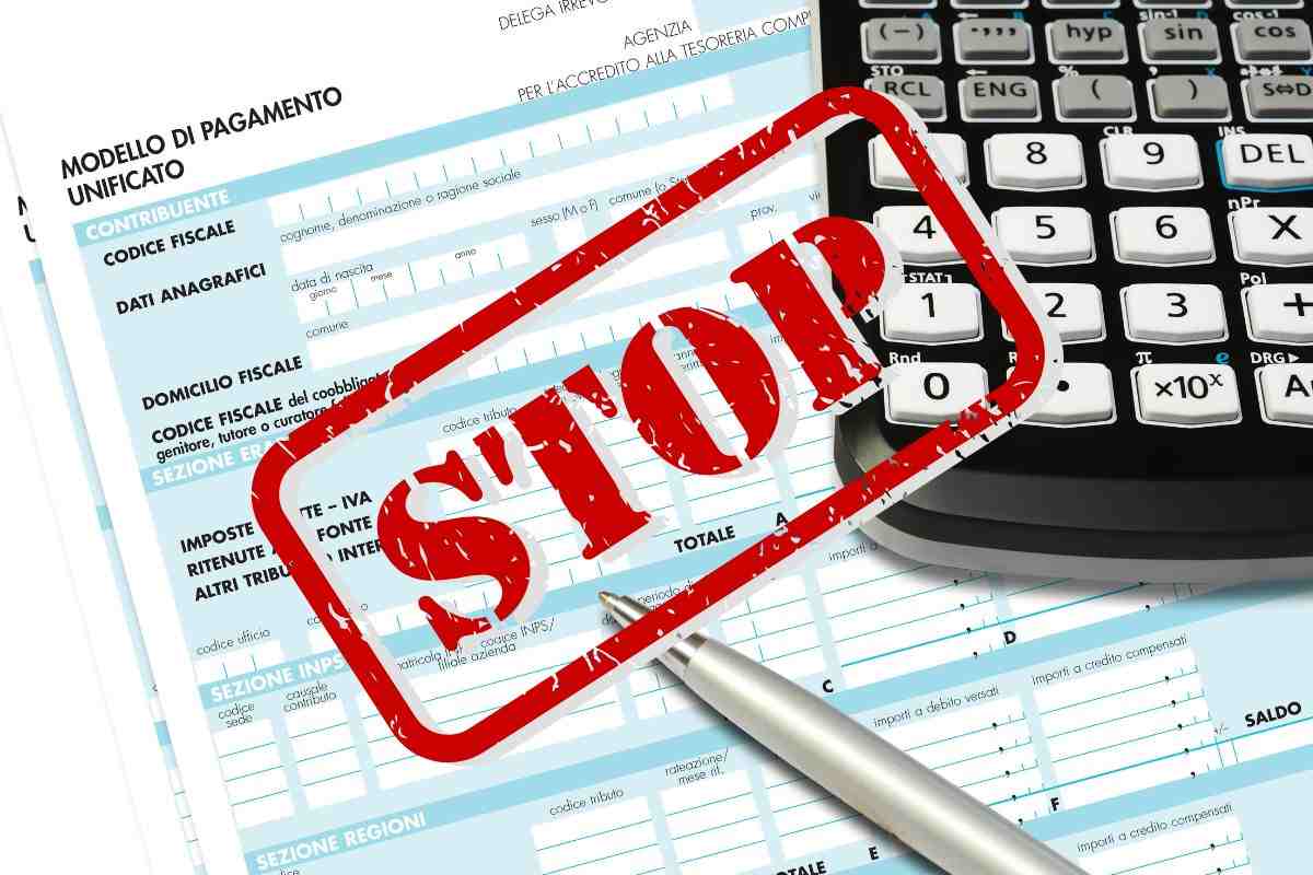 Foglio tasse scritta stop e calcolarice