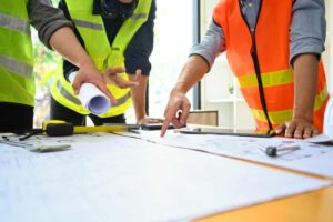 Operai edili consultano un progetto