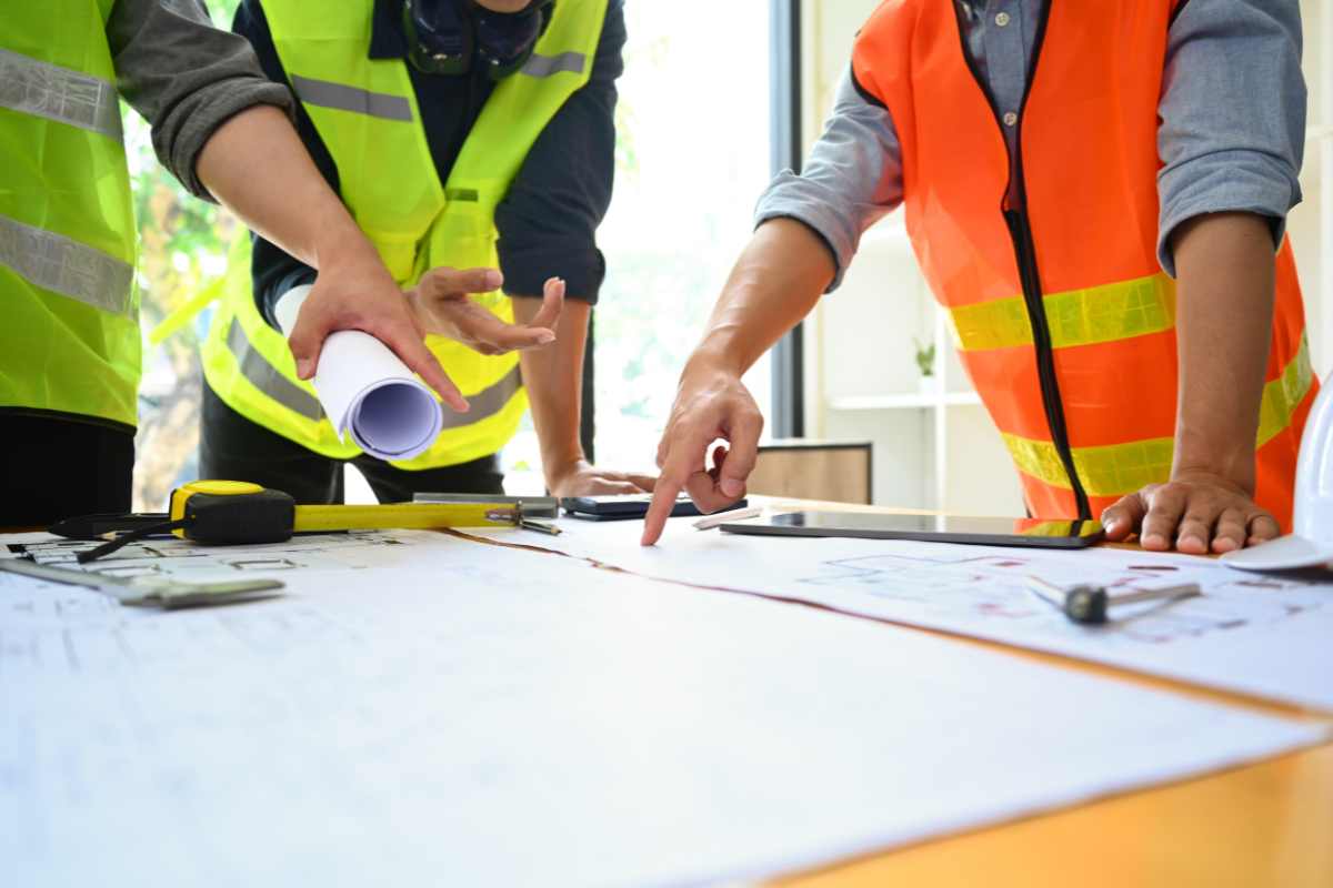 Operai edili consultano un progetto
