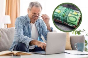 Uomo al computer e soldi