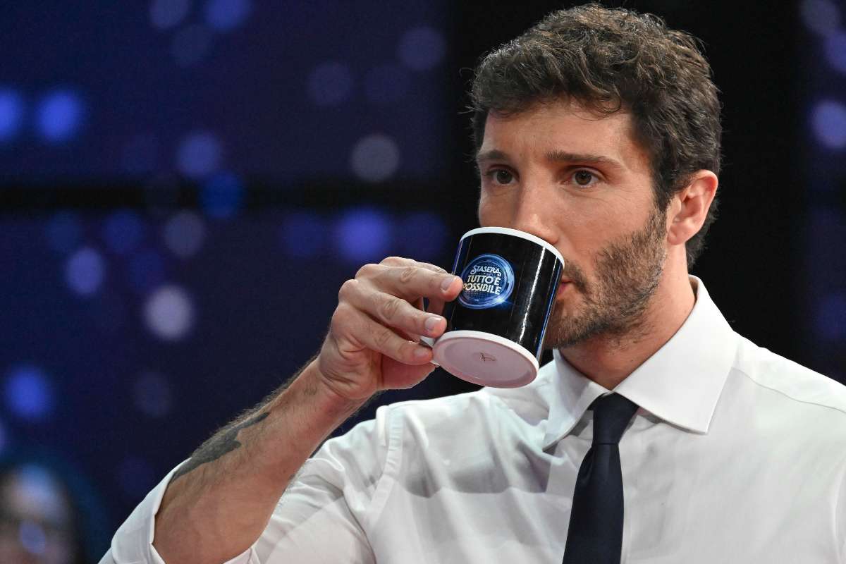 De Martino beve da una tazza