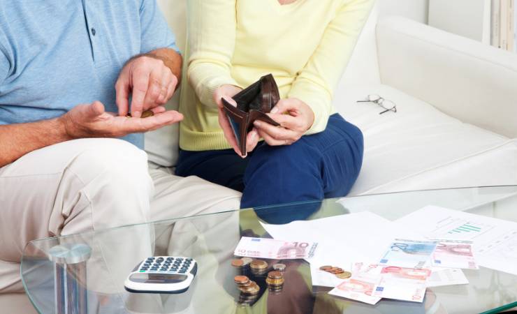 Persone sedute sul divano contano i soldi