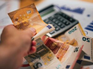 Uomo conta soldi banconote