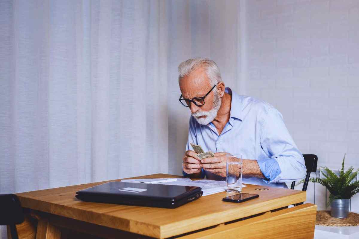 pensionato che conta i risparmi