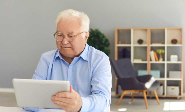 Persona anziana controlla il tablet