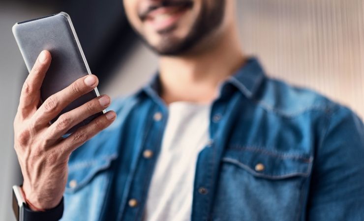 Ragazzo usa smartphone