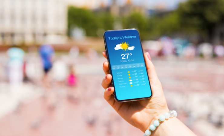 Telefono con l'app del meteo aperta