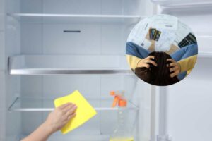 Mano che pulisce il frigo