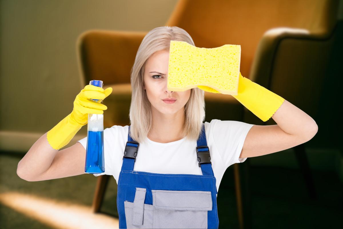 Donna con la spugna e lo spray in mano