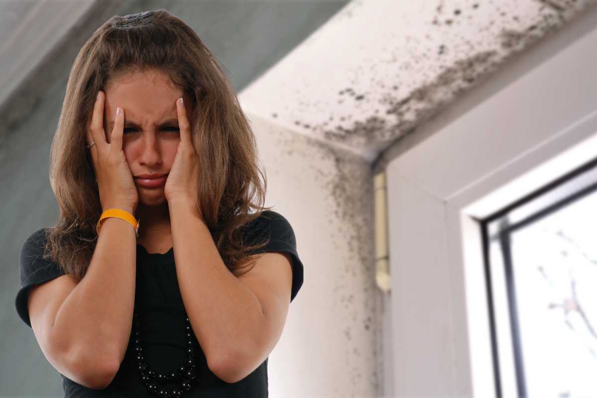Donna disperata muffa sul muro