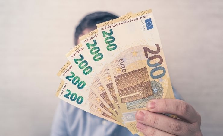 Uomo tiene mano banconote euro