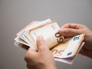 Uomo conta banconote