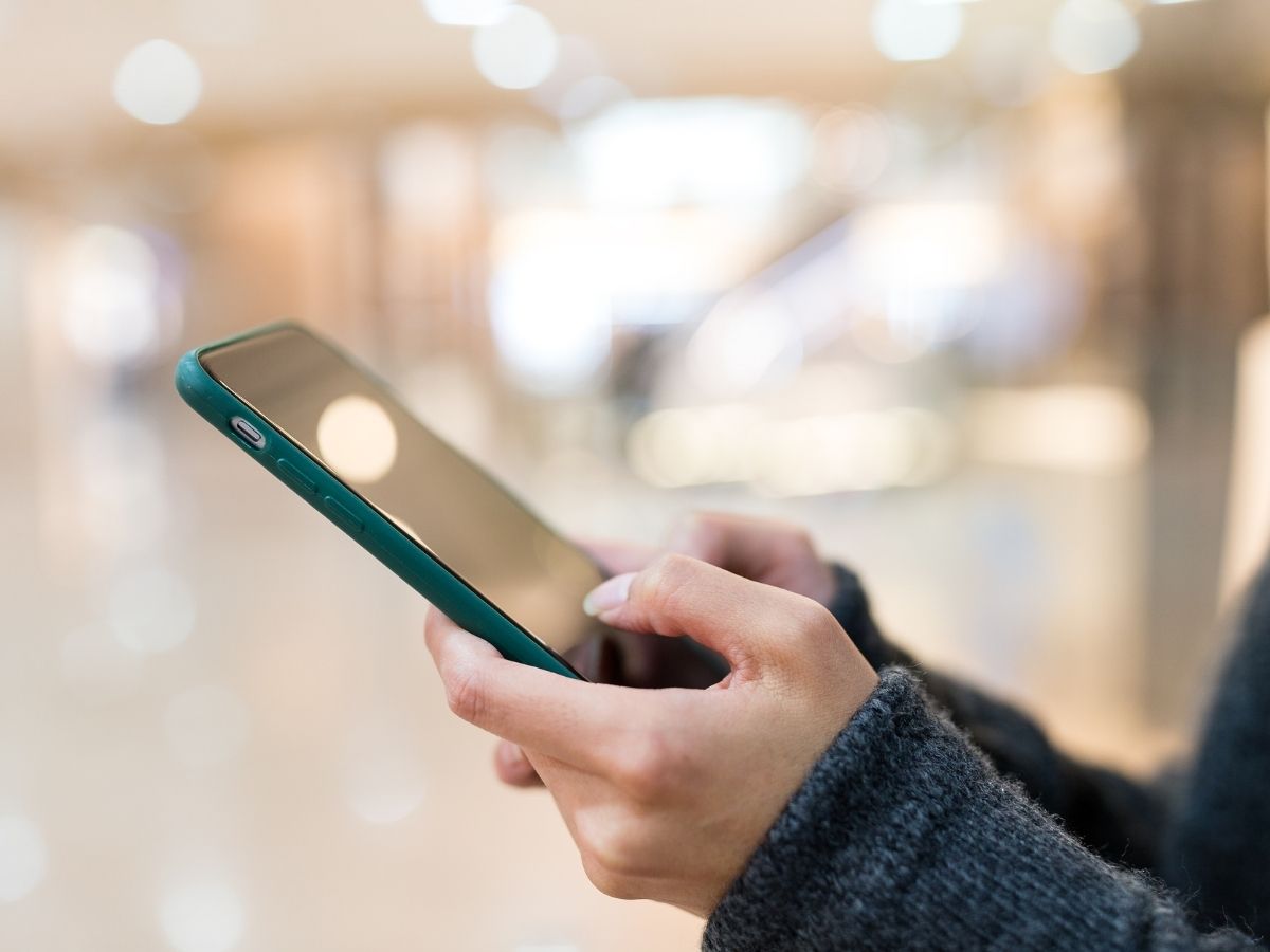 Donna utilizza smartphone