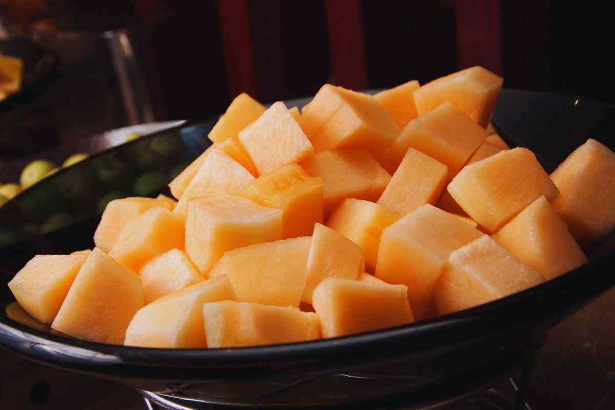 Ciotola contenente dadini di melone cantalupo