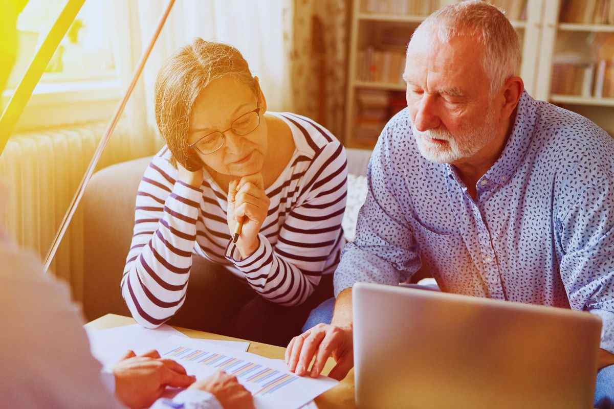 Pensionati seguono la spiegazione del pianificatore finanziario