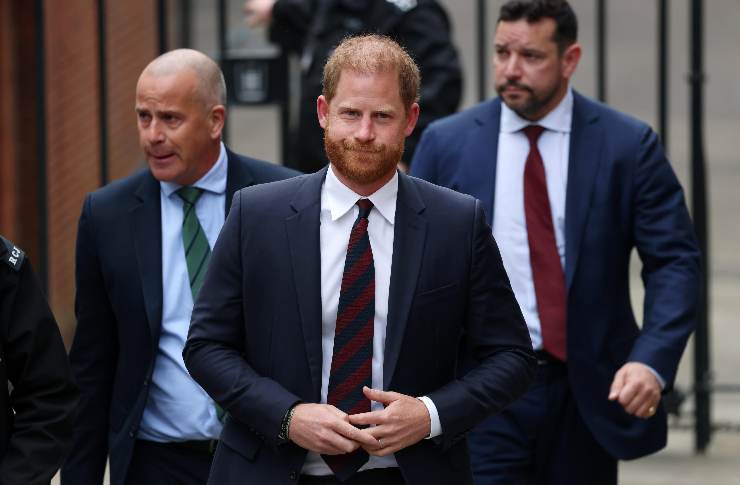 Il duca del Sussex Harri accompagnato dai bodyguard