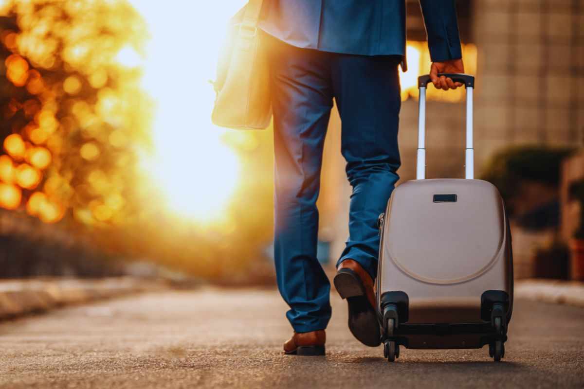 Persona che cammina in città con un trolley