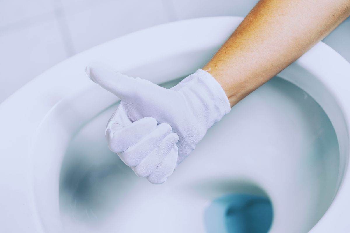 WC pulito e persona che mostra il pollice in alto