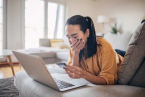 Donna preoccupata al computer
