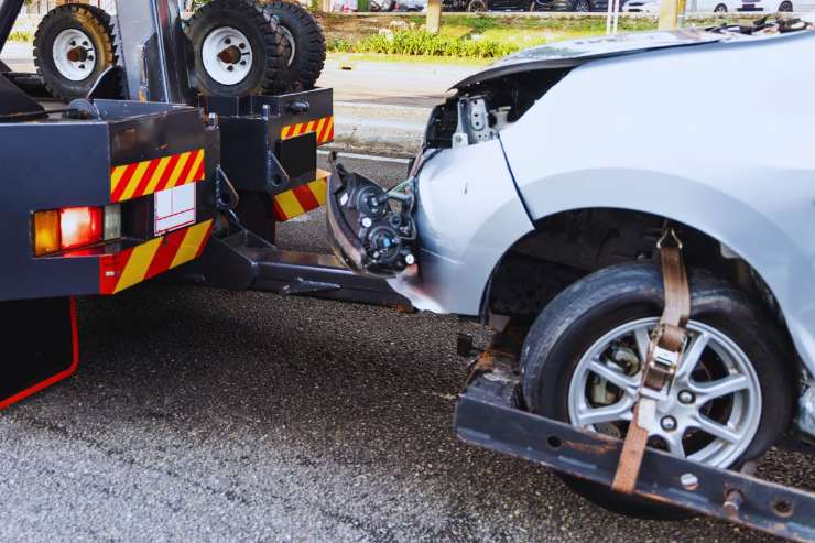 Auto caricata a rimorchio da camion