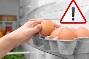 Uova nel frigorifero e segnale attenzione