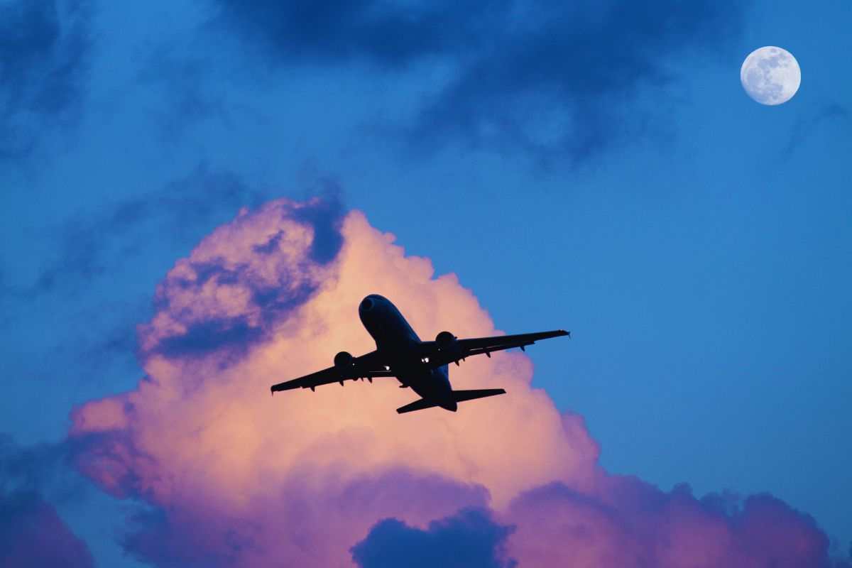 Aereo in volo di sera