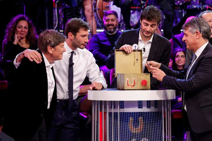 Gianni Morandi, Stefano De Martino e Lino Guanciale ad Affari Tuoi