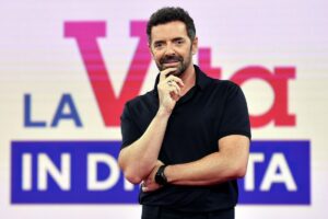 l conduttore Alberto Matano nello studio della trasmissione de La Vita in diretta