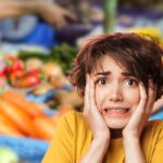 donna che acquista patate al supermercato e un'altra spaventata