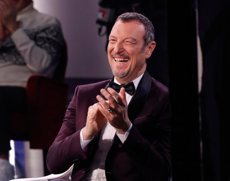 Un sorridente e plaudente Amadeus