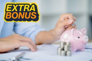 Salvadanaio e soldi con scritta exra bonus in giallo