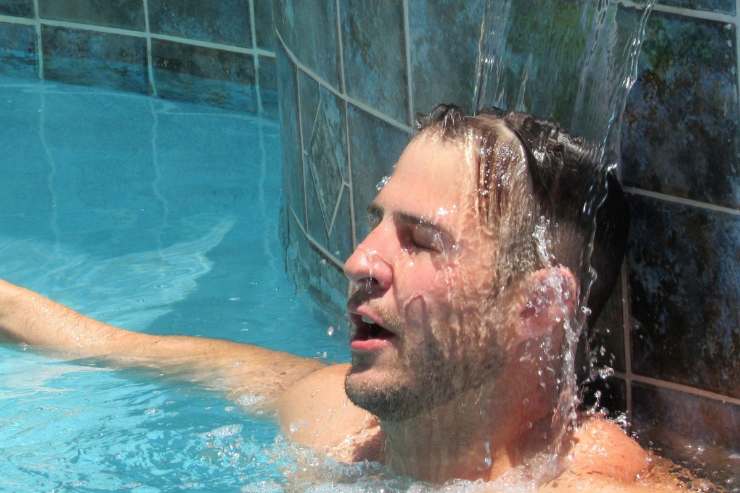 Uomo sotto getto acqua