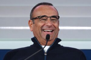Un sorridente primo piano di Carlo Conti
