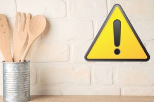Tavolo cucina e simbolo attenzione