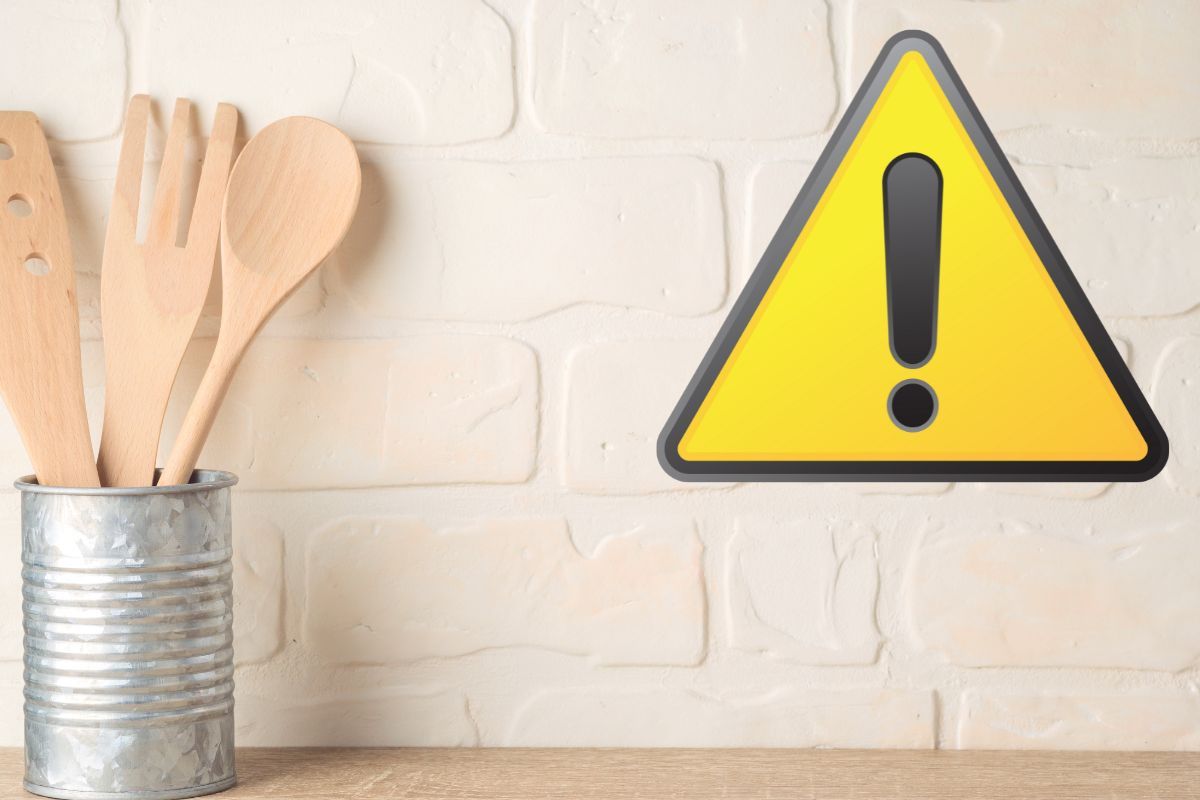 Tavolo cucina e simbolo attenzione