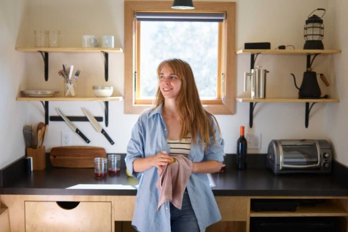 Donna con canovaccio in cucina